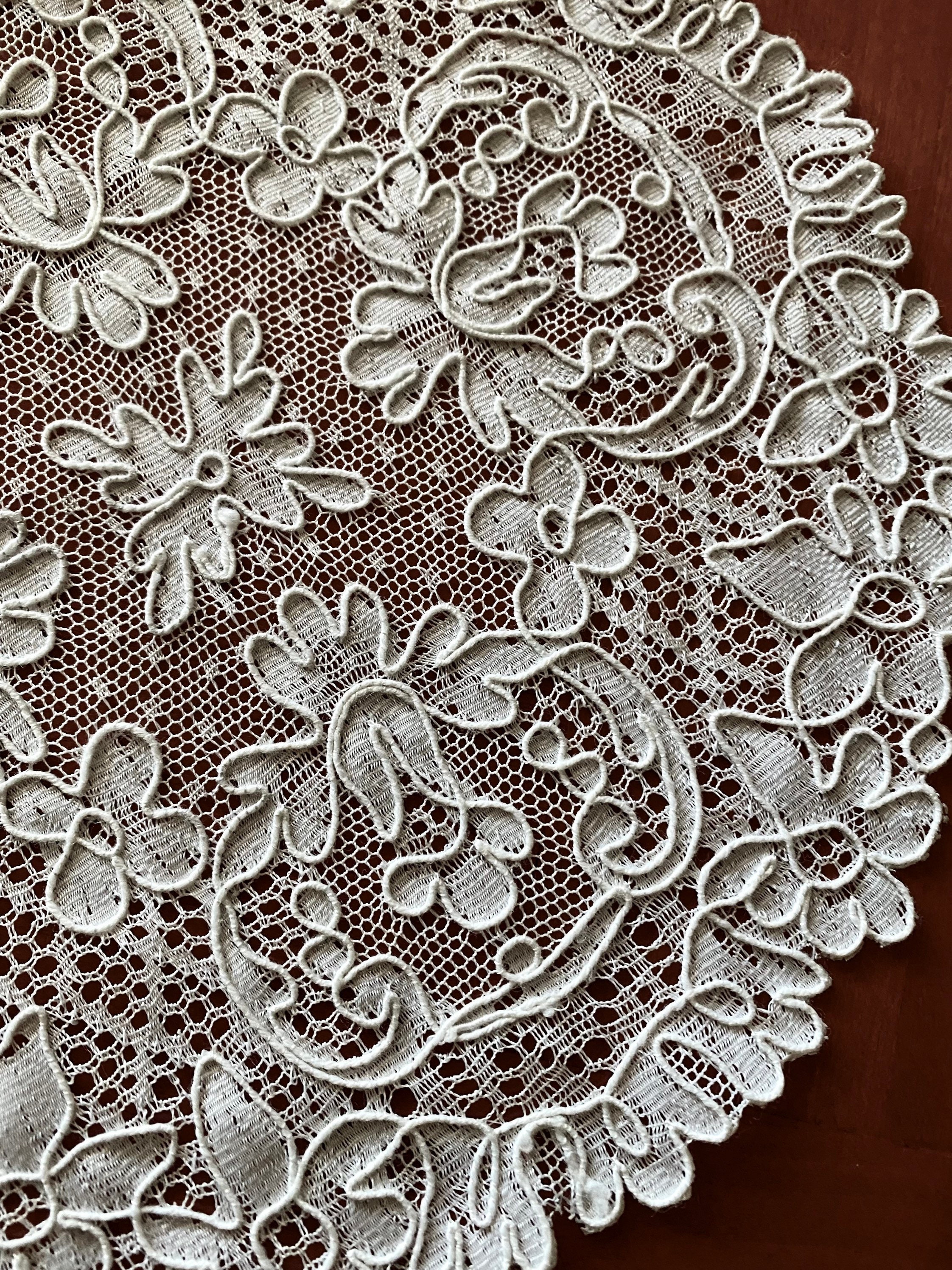 2 Napperons Ronds, en Dentelle Blanche, Tulle Brodé, Motifs Floraux.