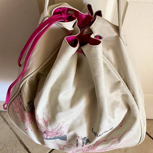 La fuma, sac boule, besace, toile coton beige, intérieur polyester rose, porté épaule