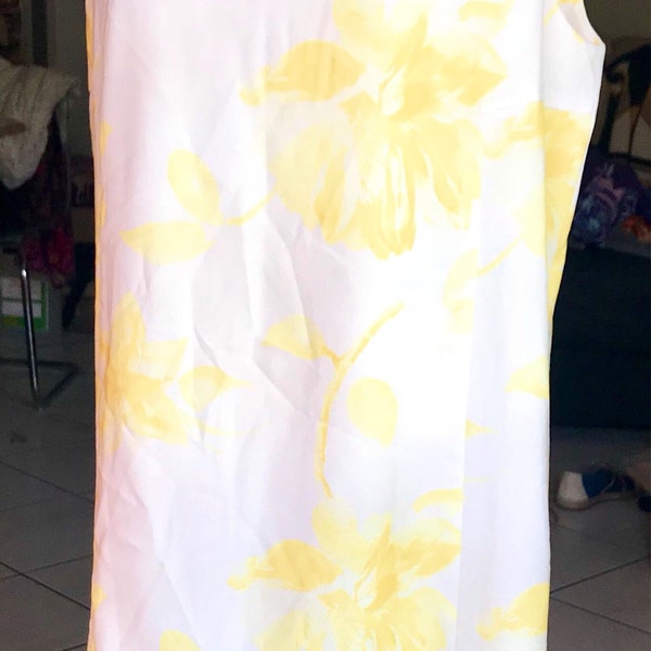 Vintage français, Robe droite sans manches, à  volants, viscose aspect crêpe fleurs jaunes sur fond blanc, fermeture éclair dans le dos, tai