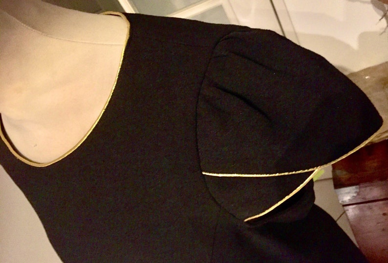 Black and gold dress, fitted, short sleeves, round neckline, synthetic crepe, Size 44, US size XL image 3