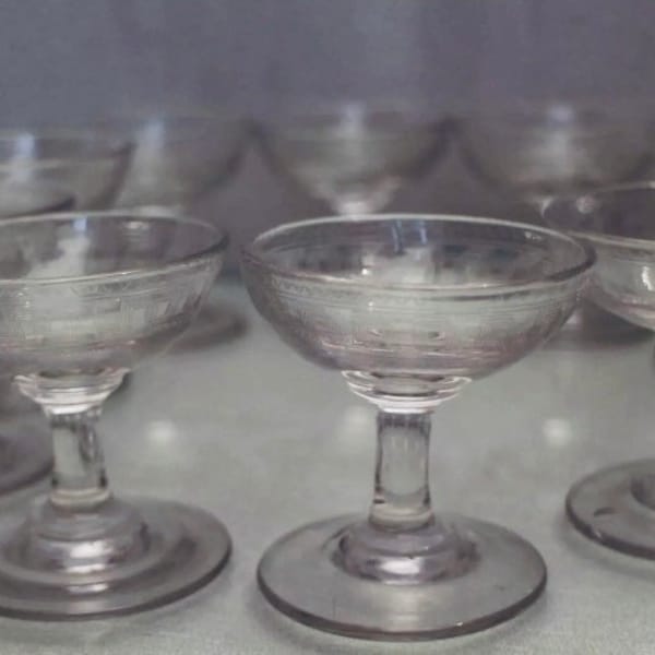 Anciens verres à griottes,  sur pied, verres à liqueur, verre ciselé, art deco,