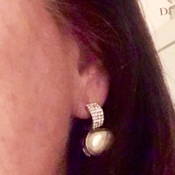 Boucles d'oreilles pendantes, haute couture, pour oreilles percées, en métal argenté,  strass, perle nacrée, cabochon ovale