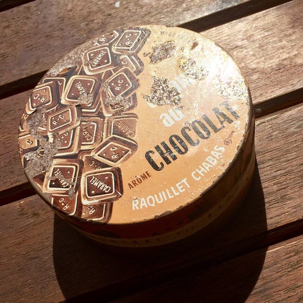 Boîte publicitaire, boîte en tôle ancienne imprimée, "caramel arôme chocolat, Raquillet-Chabas Carpentras", première production francaise