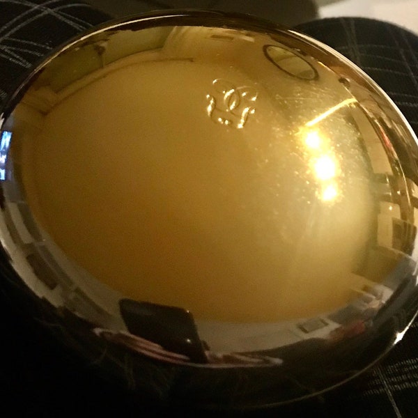 Guerlain, boîte à poudre vintage, plastique doré, accompagnée de sa houpette