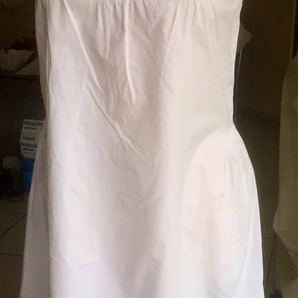 Chemise de grand mère à fines bretelles, nuisette ancienne, en coton blanc, broderies Richelieu, monogramme LV, brodée  et cousue main