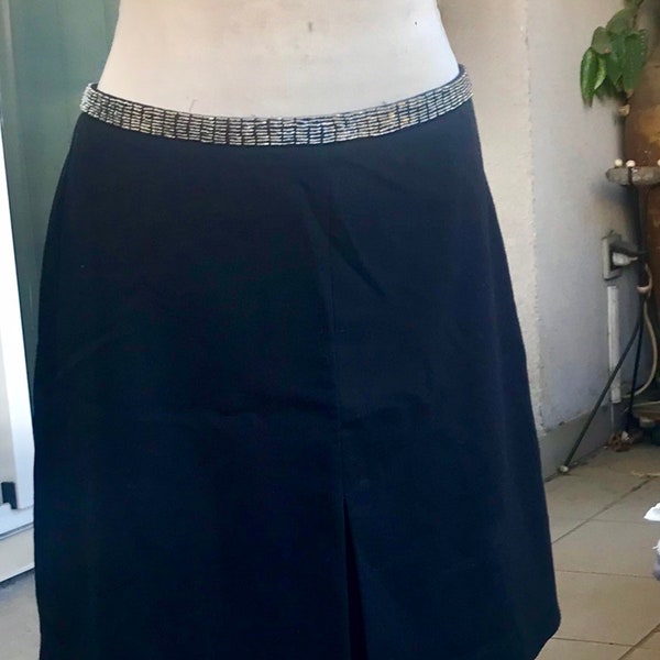 jupe trapèze noire, doublée, vintage 90, forme évasée, ceinture en perles argentés, taille 46, XL, cérémonie, soirée