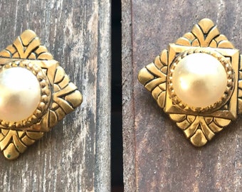 Vintage français, Boucles d'oreilles, clips en métal doré ciselé, perle blanc nacré, années 70,