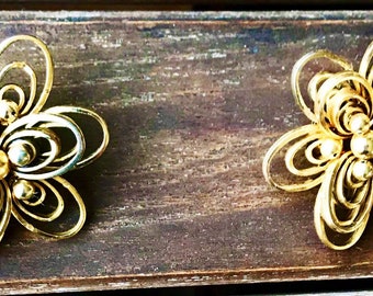 Boucles d'oreilles, clips, en plaqué or, vintage années 60, en forme de fleurs