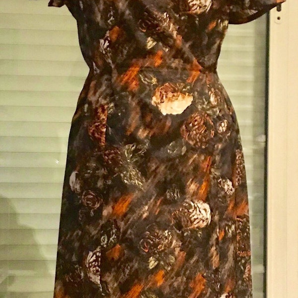 Robe rétro, style Jackie Kennedy, manches courtes, en nylon marron à fleurs, fait main par couturière de l'époque, vintage années 60