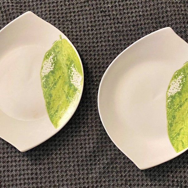 2 Assiettes en porcelaine "Chriss G. Collection", en forme de feuilles.