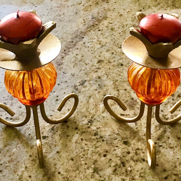 Paire bougeoirs sur pied, vintage français, chandeliers, métal doré, et verre teinté orange, Noël