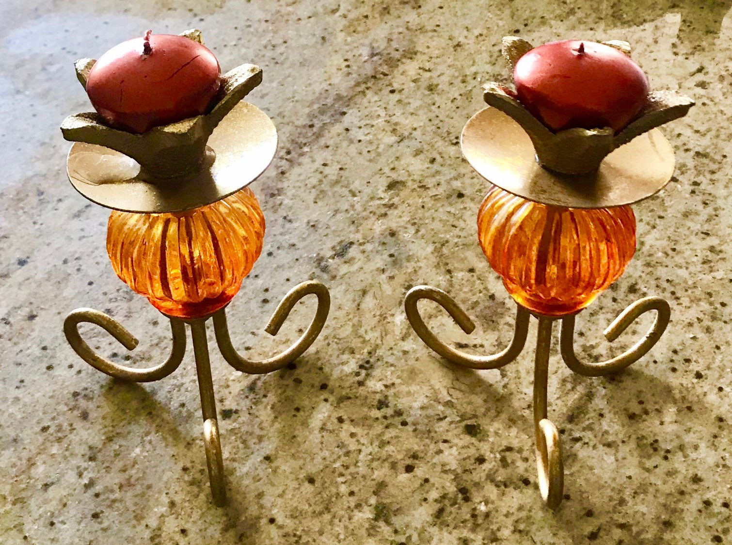 Paire Bougeoirs sur Pied, Vintage Français, Chandeliers, Métal Doré, et Verre Teinté Orange, Noël