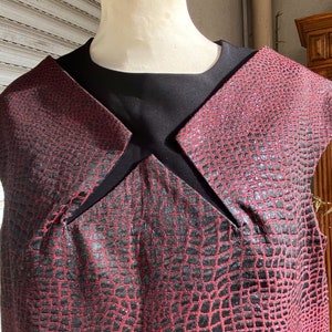 Cop girlfriend, Felicity model, straight dress, sleeveless, polyester and burgundy cotton, scaled patterns, taie 42, L
