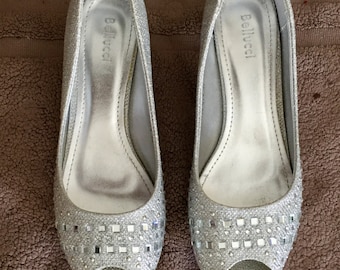 Escarpins argentés ornés de strass, petits talons, fêtes de fin d'année, cérémonie, cocktail, bouts ouverts, pointure 40, US 8, UK 6.5
