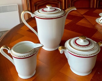 Kompletter Kaffeeservice, 12 Tassen, feines Limoges-Porzellan, Rot und Gold auf weißem Hintergrund, Empire-Stil.