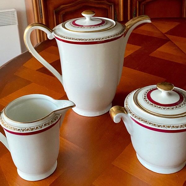 Service à café complet, 12 tasses, en fine porcelaine de Limoges, rouge et or sur fond blanc, style empire.