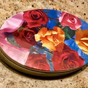Oval-shaped metal box, Louis Strauss Paris confectionery, gold color, empty, rose decoration, vintage 1950/60