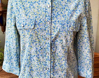 Shirt, women's blouse, curved blouse, 3/4 sleeves, floral cotton, green, blue, on white background, vintage French, size 40, M