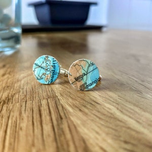 Gemelli da polso in carta con atlanti
