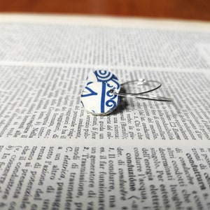 Orecchini  a cerchio in acciaio con pendente in  carta.
