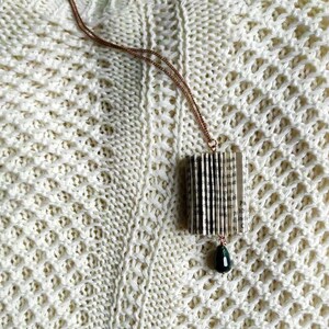 Collana con ciondolo di libro piegato e agata naturale