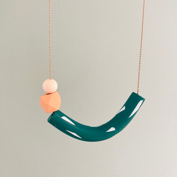 Collier géométrique en pâte polymère, pêche - vert, look scandinave minimaliste.