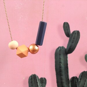 Geometrische Perlen Kette, pfirsich - rosé - blau, minimalistischer skandinavischer Look.