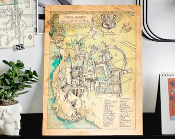 Może przedstawiać: Mapa w stylu vintage terenu zamku Hogwart, przedstawiający szczegółową ilustrację zamku i okolic. Mapa jest oznaczona różnymi miejscami, w tym Wielką Salą, Zakazanym Lasem i Płaczącym Wierzbowcem. Mapa jest wydrukowana na pergaminowym tle z wyblakłym, postarzonym wyglądem.