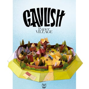 Op de afbeelding: Een kleurrijk papieren dorpsdiorama met de tekst "Gavlush Paper Village" op een lichtblauwe achtergrond. Het dorp heeft bruine en gele gebouwen, groene bomen en een geel pad. Het diorama is omgeven door een groen en geel landschap.