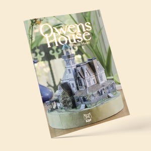 Op de afbeelding: Een papieren model van het Owens House, een gebouw met meerdere verdiepingen, een hoge toren, zadeldaken en een veranda op een ronde voet. De tekst Owens House Paper Model staat in het wit bovenaan, met een klein Kiko-logo onderaan.