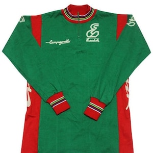 Op de afbeelding: Groen en rood langarm fietsjersey met een witte rits en witte geborduurde logo's. De logo's omvatten "Campagnolo" en "& Enit" met een gestileerd ampersand.