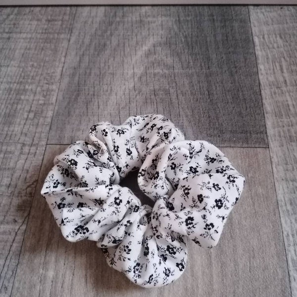 Chouchou élastique en tissu Liberty noir et blanc