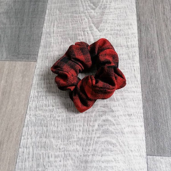 Chouchou élastique en tissu à carreaux noir et rouge