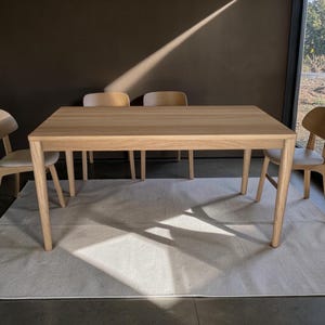 Esstisch Eiche Massiv | Handgefertigter Minimalistischer Küchentisch | Skandinavisches Design mit spitz zulaufendem Bein