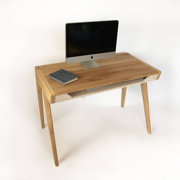 Bureau en chêne massif avec plateau pour clavier.