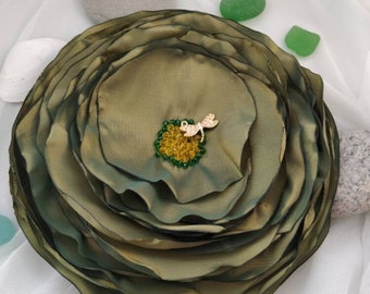 Große grüne Stoff-Brosche: Handgemachte Polyesterblume mit Libelle