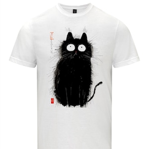 Könnte beinhalten: Weißes T-Shirt mit einer schwarzen Katzenillustration. Die Katze hat große Augen und einen überraschten Ausdruck. Die Illustration ist im minimalistischen Stil mit schwarzer Tinte auf weißem Hintergrund gehalten.