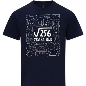 Könnte beinhalten: Ein marineblaues T-Shirt mit einem weißen Grafikdesign aus mathematischen Gleichungen und Symbolen. Die Grafik enthält die Quadratwurzel von 256 und den Text "YEARS OLD".