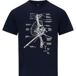 Könnte beinhalten: Ein marineblaues T-Shirt mit einer weißen Umrandung des Raumschiffs Voyager, einschließlich Beschriftungen für seine verschiedenen Komponenten. Das Raumschiff ist mit ausgefahrener Antenne und beschrifteten Instrumenten dargestellt.