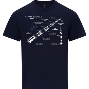 Könnte beinhalten: Ein marineblaues T-Shirt mit einer weißen Illustration der Saturn V-Rakete und des Apollo-Raumschiffs. Die Illustration enthält die Namen der Hersteller und der verwendeten Triebwerke. Der Text lautet "Saturn V/Apollo Vehicle" und "Total Wt 6,000,000 LB".