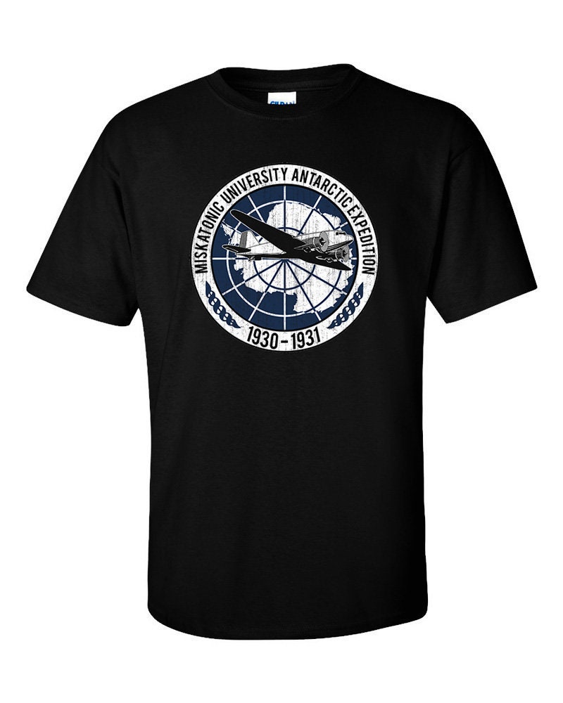 MISKATONIC UNIVERSITY 1930 ANTARCTIC EXPEDITION II VINTAGE LANGARM T-SHIRT Sign MISKATONIC UNIVERSITY 1930 ANTARCTIC EXPEDITION II VINTAGE LANGARM T-SHIRT Sign