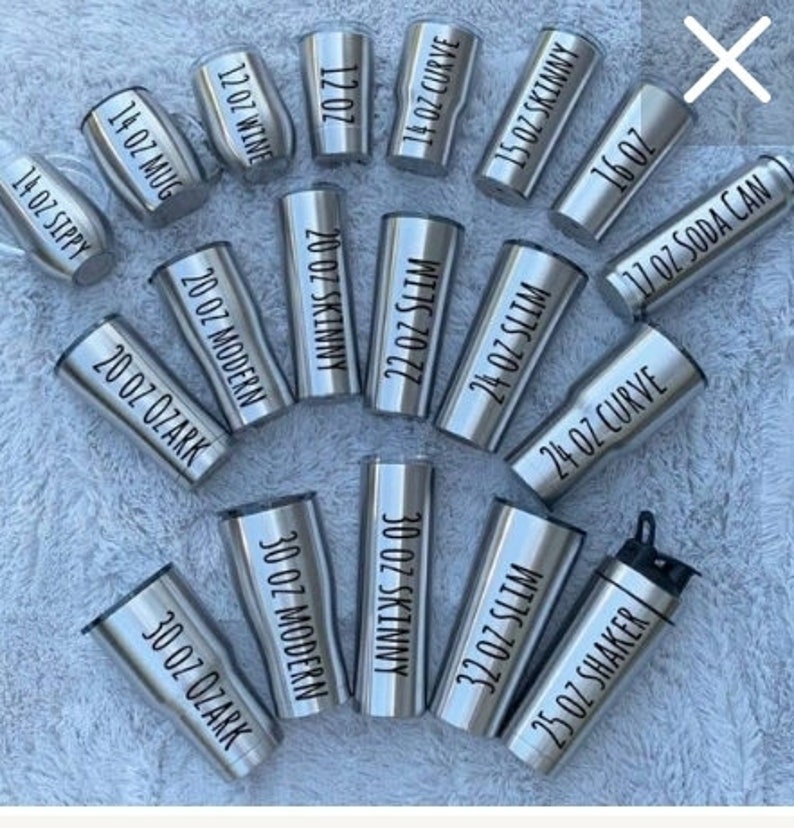 Puede incluir: Una variedad de vasos y tazas de acero inoxidable en varios tama&ntilde;os, incluyendo 414 ml, 591 ml y 887 ml. Cada vaso est&aacute; etiquetado con su capacidad y estilo, como "Skinny", "Modern" y "Sippy".