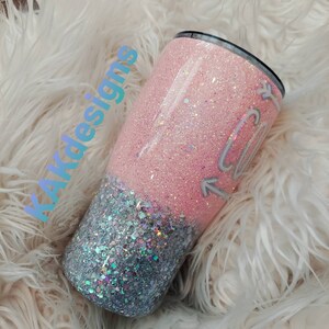 Puede incluir: Un vaso de glitter rosa y plateado con la palabra "Cool" escrita en &eacute;l.