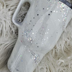 Gobelet blanc pailleté avec accents argentés et marbrure blanche//Yéti pailleté blanc//Cadeaux pour la mariée//Gobelet personnalisable - ajoutez un nom/une citation/etc
