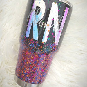 Krankenschwester Becher, mit Monogramm & Name//holografischer Regenbogen Konfetti ombre Glitter Yeti//CUSTOM Yeti Becher//RN Becher//Geschenk für Krankenschwestern
