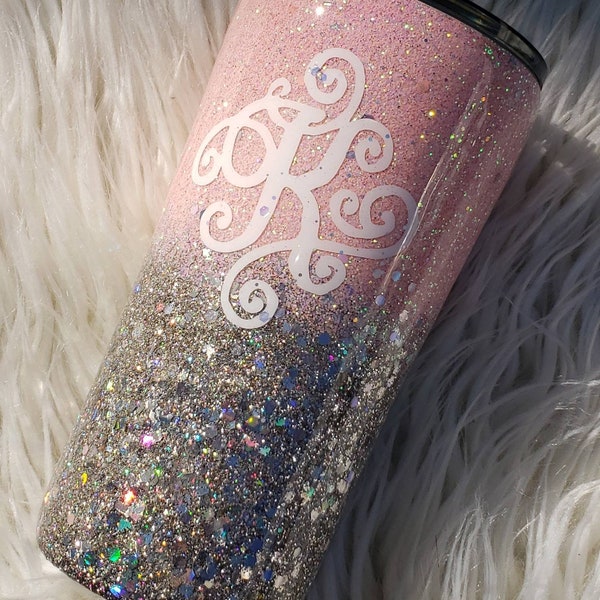 Glitzernder Becher mit eleganter Schriftrolle; Glitter getaucht in Silber holographisch & rosa Becher; benutzerdefinierte Farboptionen; Brautjungfer Geschenke!!!