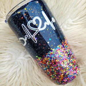 Navy & Rainbow Glitter getauchte Krankenschwester Becher w / Herz Stethoskop, EKG, Name // Regenbogen glitzernde Krankenschwester Yeti Becher // Kundenspezifische Optionen verfügbar