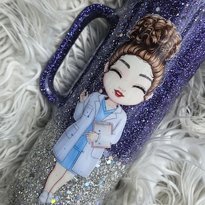 Krankenschwester Chibi Puppe // Glitter Ombre Krankenschwester Becher mit Stethoskop Name // Krankenschwester Puppe komplett anpassbar - wählen Sie Ihre Glitzerfarben // Nurse Tasse