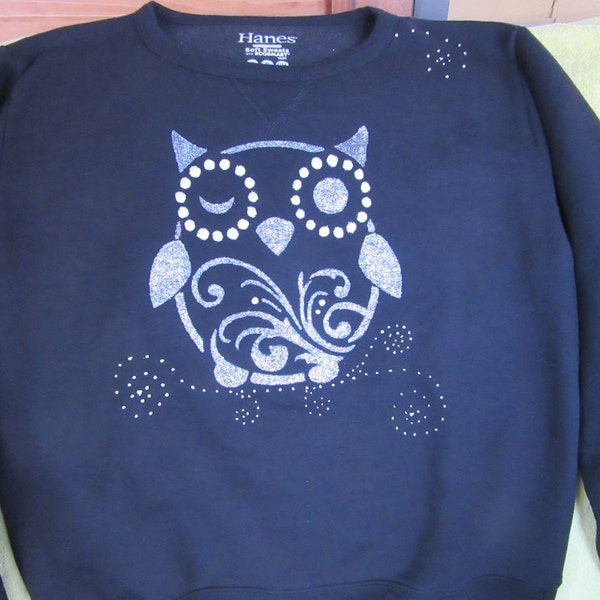 Silver Blue or Fuchsia Owl sparkles on Adult, Navy blue sweatshirt. Hand-painted with Tri-Chem Liquid Embroidery. Washable. Hang to dry.