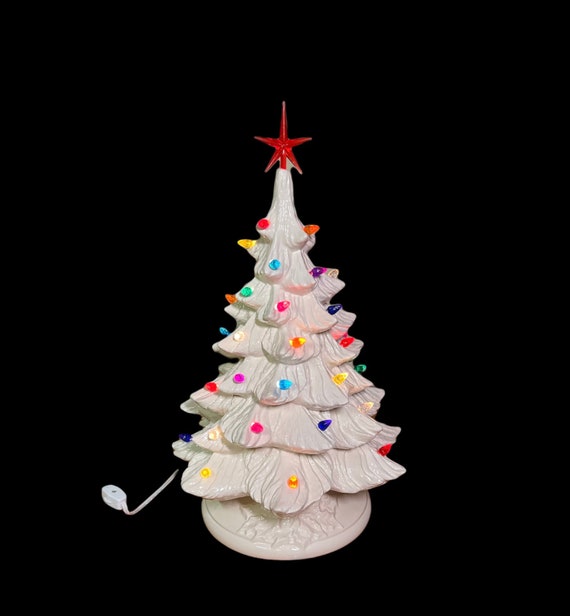 ハンドメイド陶器クリスマスツリー 手作りの白い陶器製クリスマスツリー（ライトと星付き、18インチ